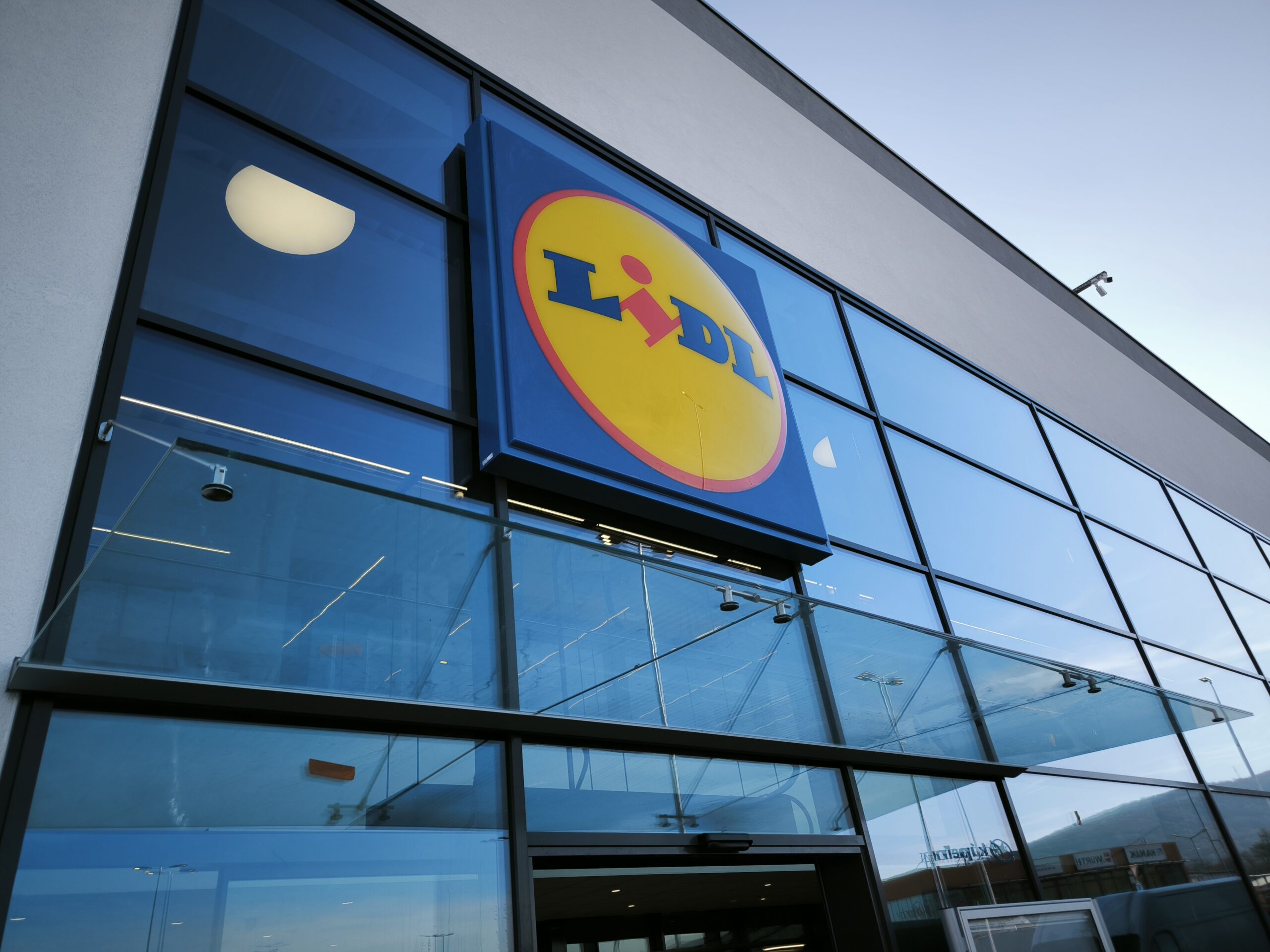 Montáž hliníkového a skleneného zábradlia v predajni Lidl v Bratislave
